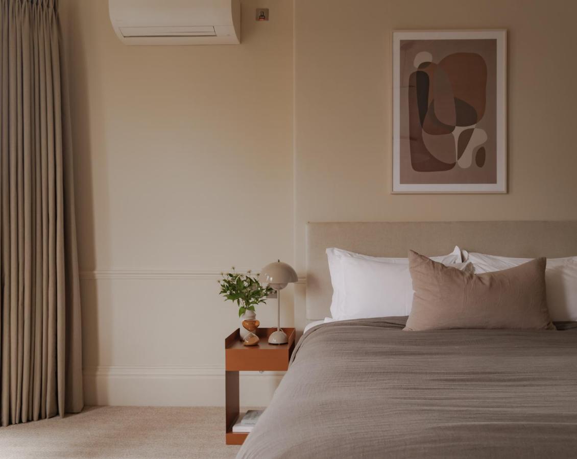 Leighton House - Boutique Guesthouse Bath Ngoại thất bức ảnh A bedroom with a wall mounted air conditioner
